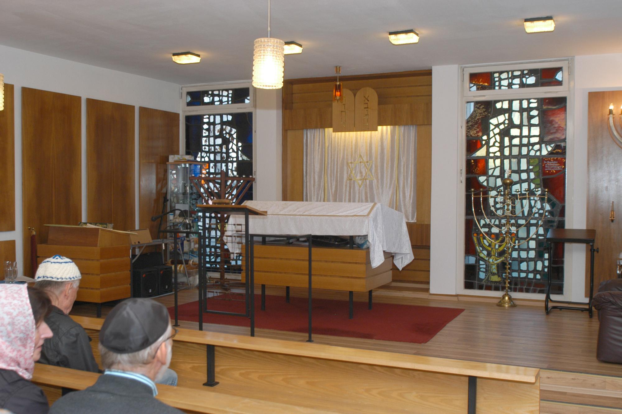 Im Gemeindezentrum wird ein Raum als Synagoge genutzt. Das Gebäude wurde der Jüdischen Gemeinde nach dem Krieg zerstört zurückgegeben.