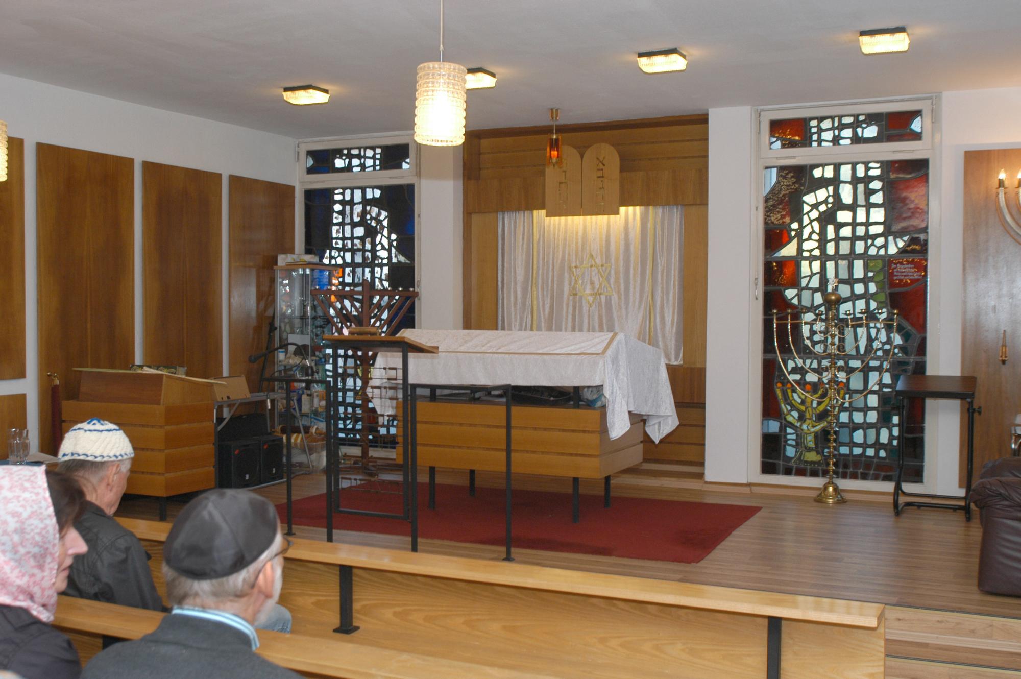 Im Gemeindezentrum wird ein Raum als Synagoge genutzt. Das Gebäude wurde der Jüdischen Gemeinde nach dem Krieg zerstört zurückgegeben.