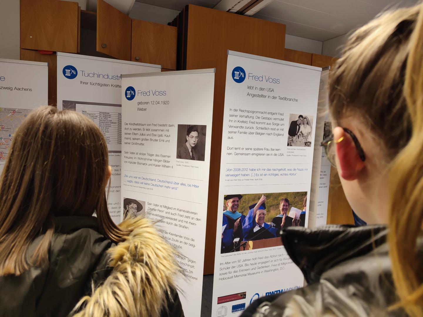 Schülerinnen besichtigen die Ausstellung in Hardt (c) Gesamtschule Hardt